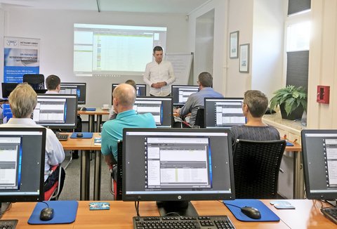 Teil der IT-Beratung ist die Schulung der Softwareanwender Ein IT-Berater der Hetkamp GmbH schult die Softwareanwender